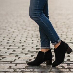 BNIB Unstuctured by Clarks Un Cosmo Zip Black Suede Pump Ankle Booties